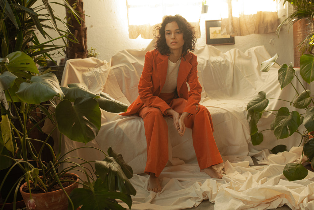 GOTS organic cotton corduroy suit Annaelle & Ambra in Fire Coral, custom-fit, made in Zurich.