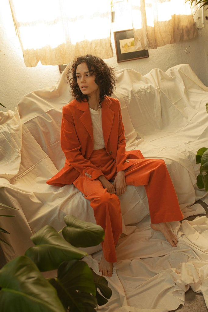 GOTS organic cotton corduroy suit Annaelle & Ambra in Fire Coral, custom-fit, made in Zurich.