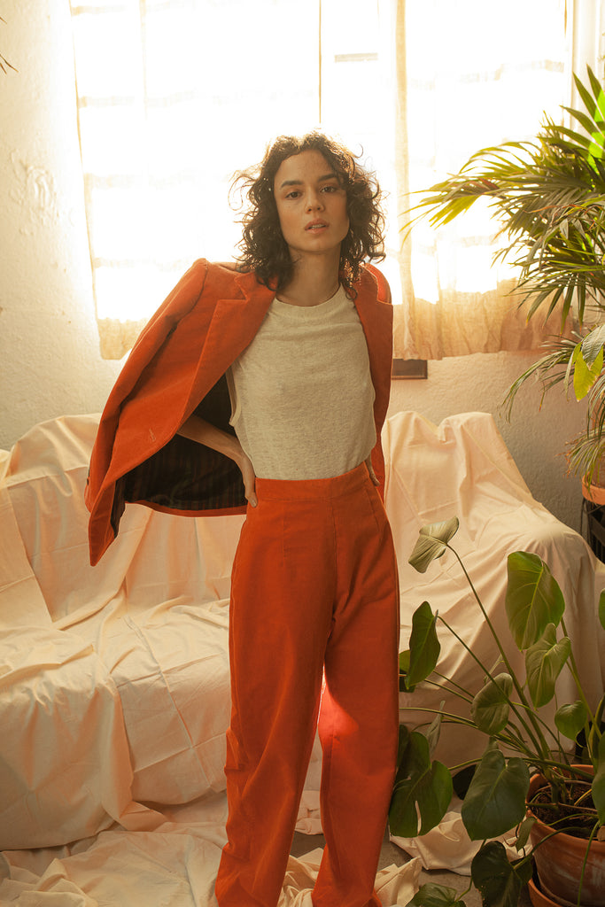 GOTS organic cotton corduroy suit Annaelle & Ambra in Fire Coral, custom-fit, made in Zurich.