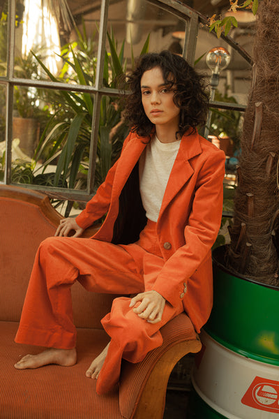 GOTS organic cotton corduroy suit Annaelle & Ambra in Fire Coral, custom-fit, made in Zurich.