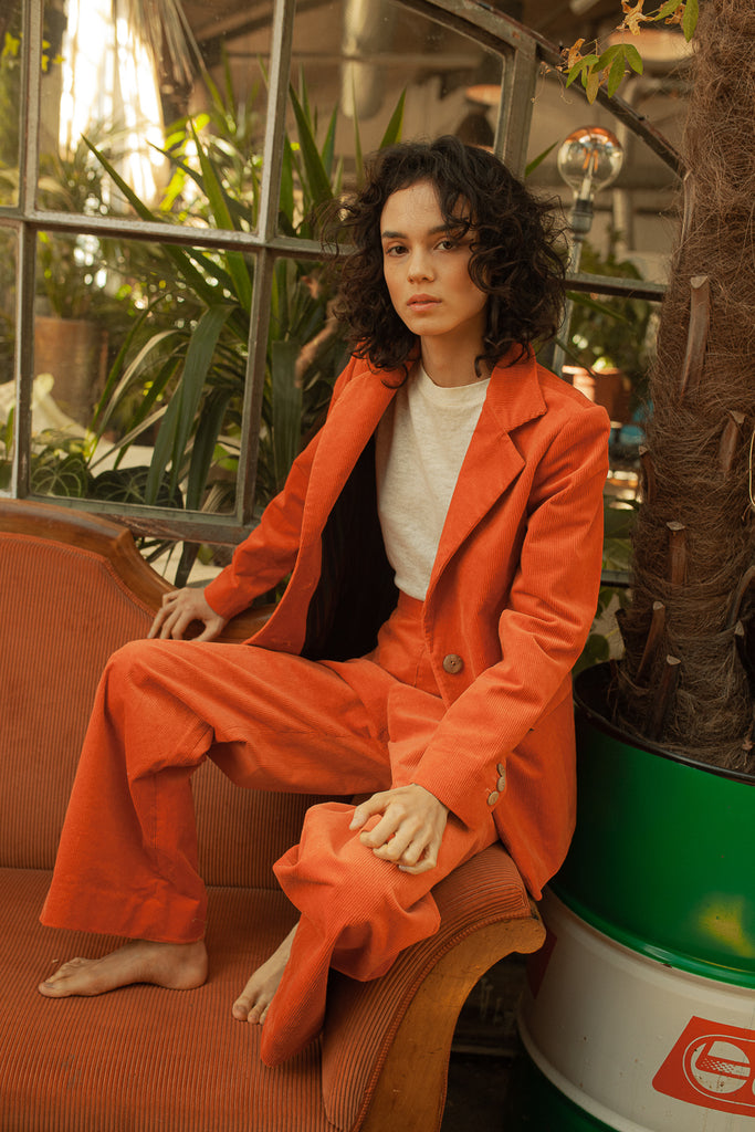 GOTS organic cotton corduroy suit Annaelle & Ambra in Fire Coral, custom-fit, made in Zurich.