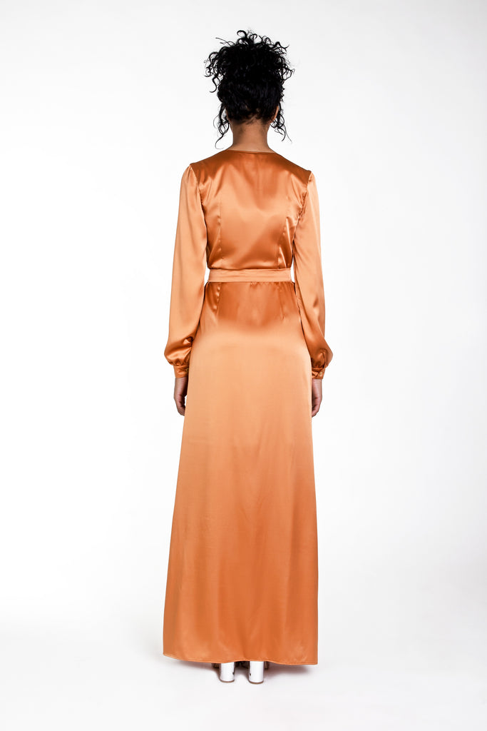 ASTA vegan dress from recycled bottles, available in creme/black/iced blue, custom-fit, Swiss-made.
